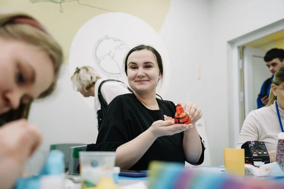 Мастер-класс: участница показывает поделку