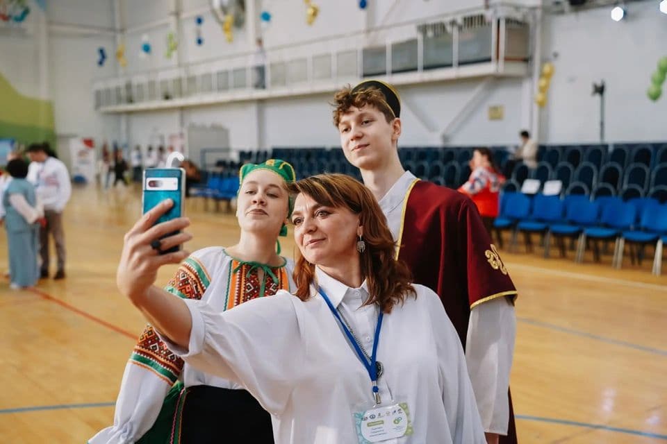 Участницы в народных костюмах фотографируются на память