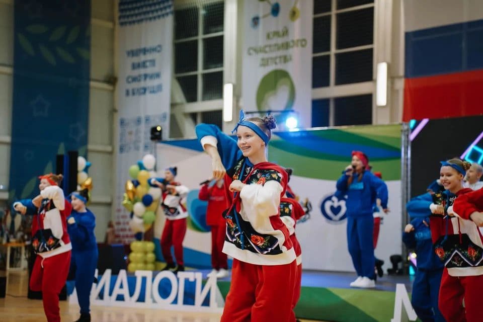 Народный танец на сцене семинара